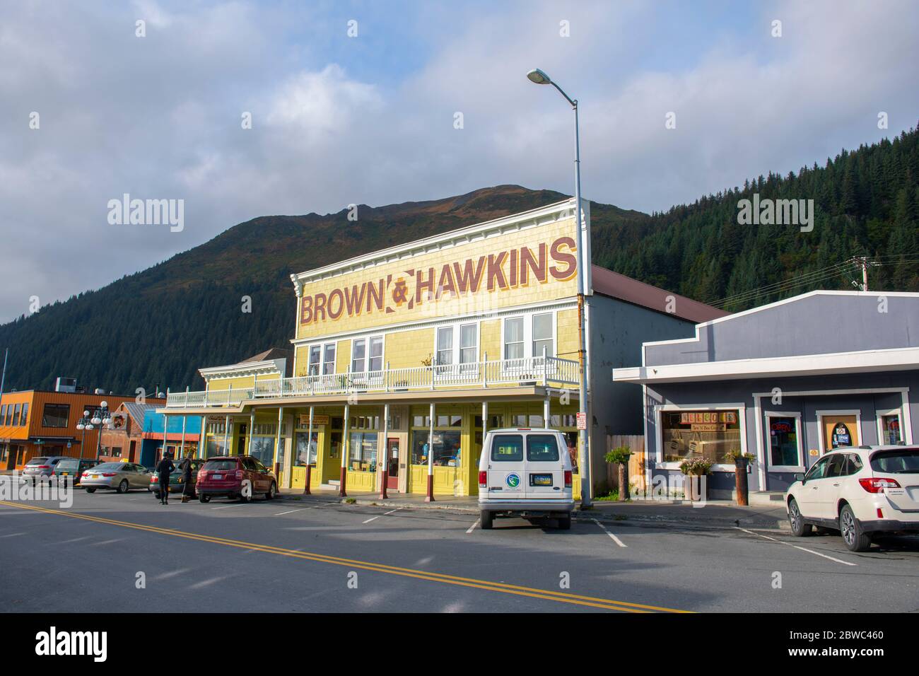 Edifici storici nel centro della città di Seward sulla 4th Avenue vicino a Washington Street, Seward, Kenai Peninsula, Alaska, USA. Seward è vicino al Kenai Fjord NP. Foto Stock