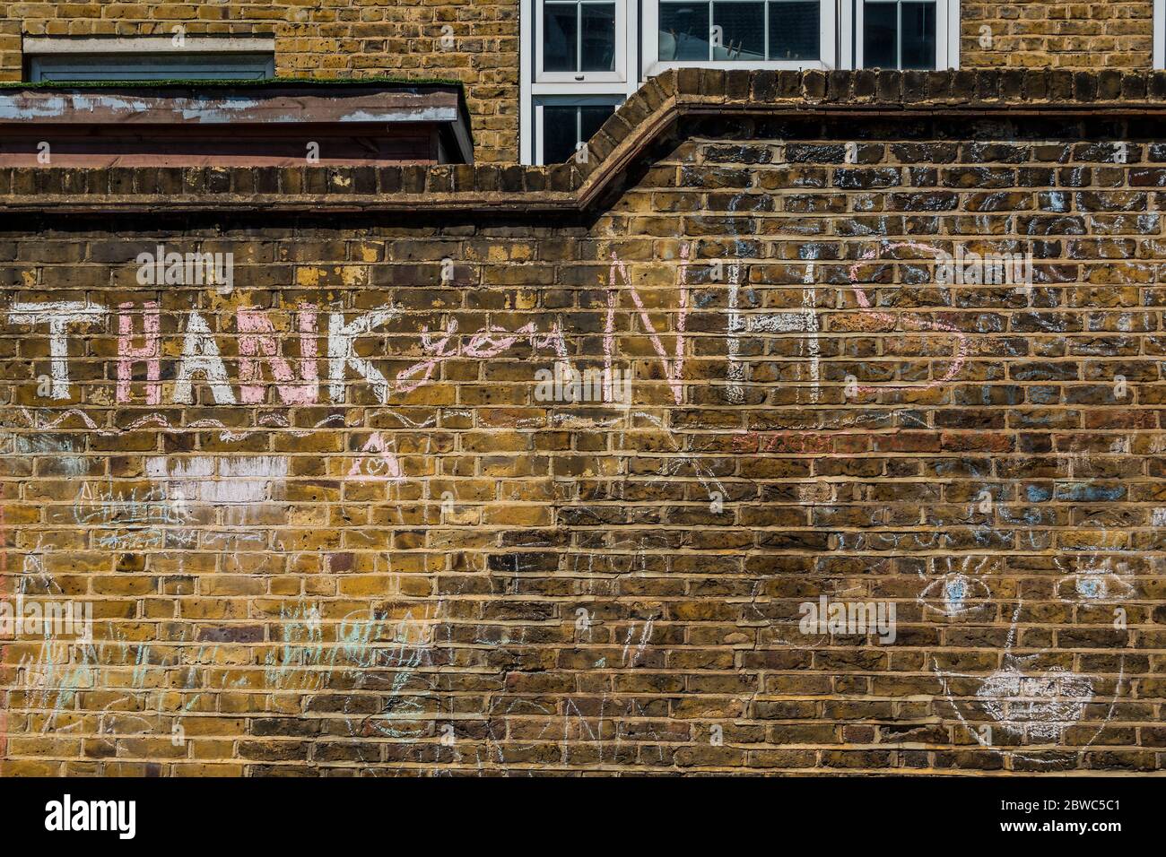 Londra, Regno Unito. 31 maggio 2020. Sebbene molti abbiano messaggi di sostegno per il NHS, poche scuole primarie/prep nella zona di Clapham/Battersea mostrano pochi segni di preparazione di allontanamento sociale, dato che molti dovrebbero riaprirsi domani in senso alimitato - il 'blocco' continua per l'epidemia di Coronavirus (Covid 19) a Londra. Credit: Guy Bell/Alamy Live News Foto Stock