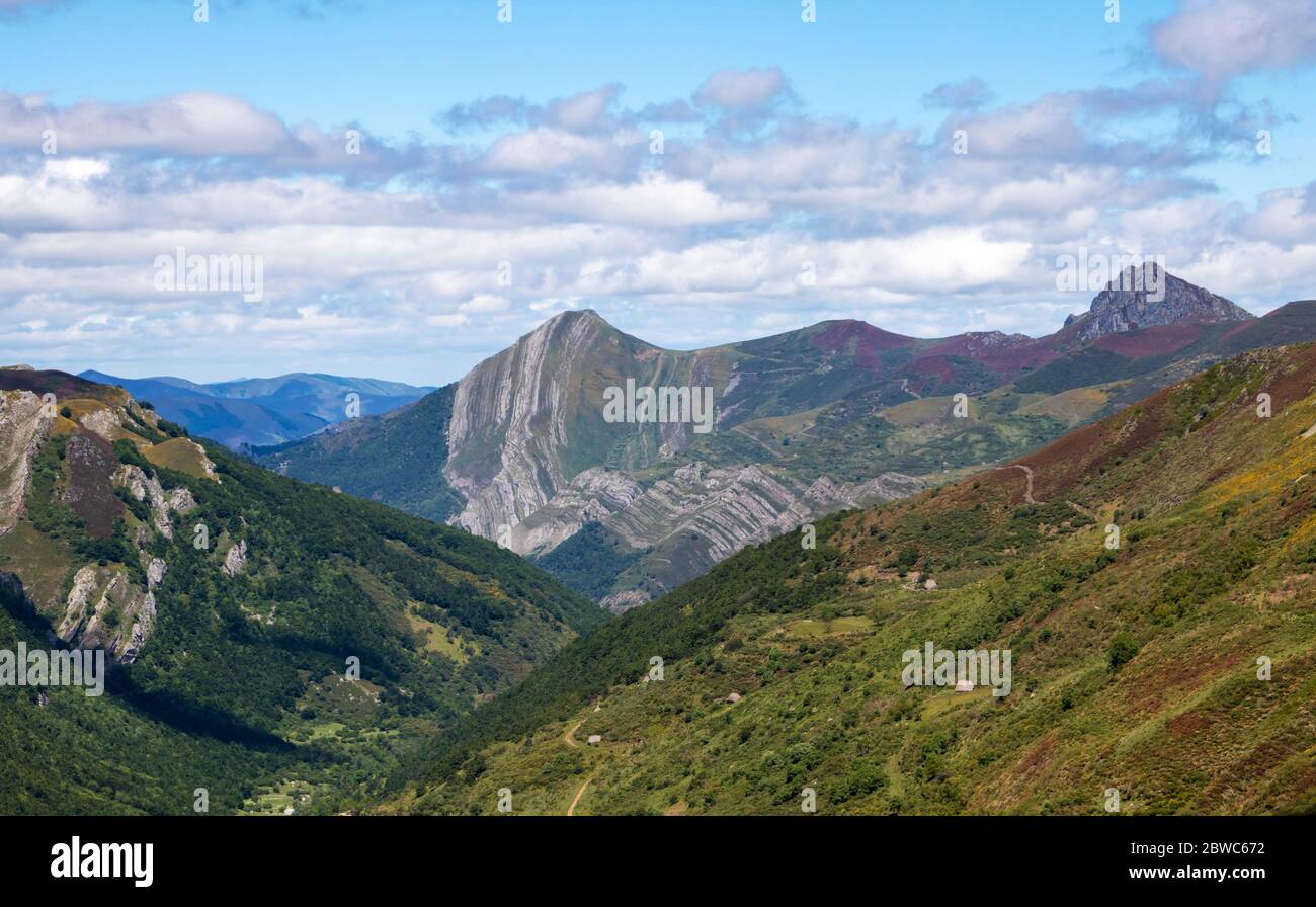 Paesaggio nel parco nazionale di Somiedo. Riserva naturale nelle Asturie, nel nord della Spagna. Cime di montagna su sfondo nuvoloso. Foto Stock