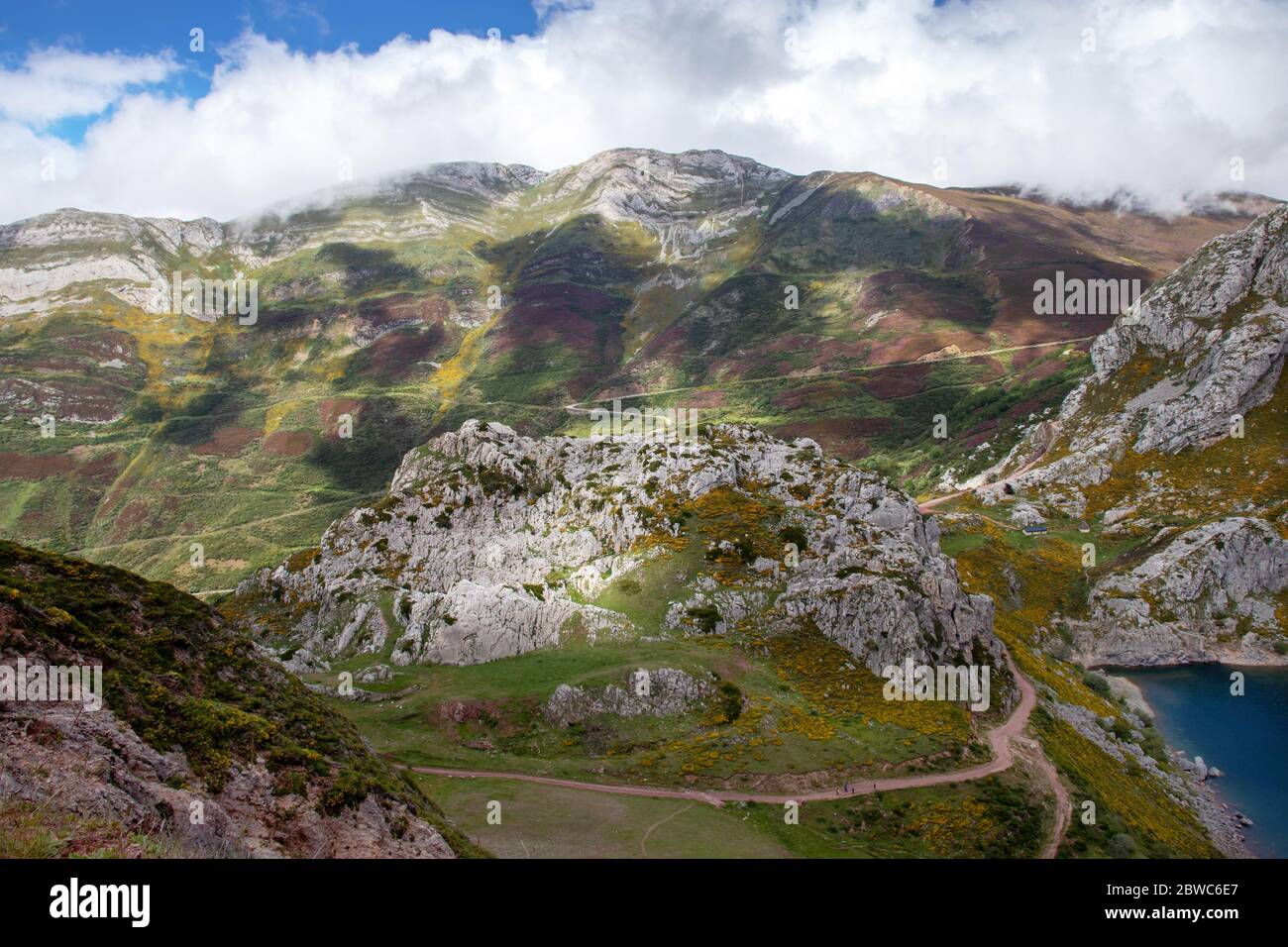 Sentiero escursionistico nel parco nazionale di Somiedo, Spagna, Asturie. Riserva naturale dei laghi di Saliencia. Ambiente naturale mozzafiato. Foto Stock
