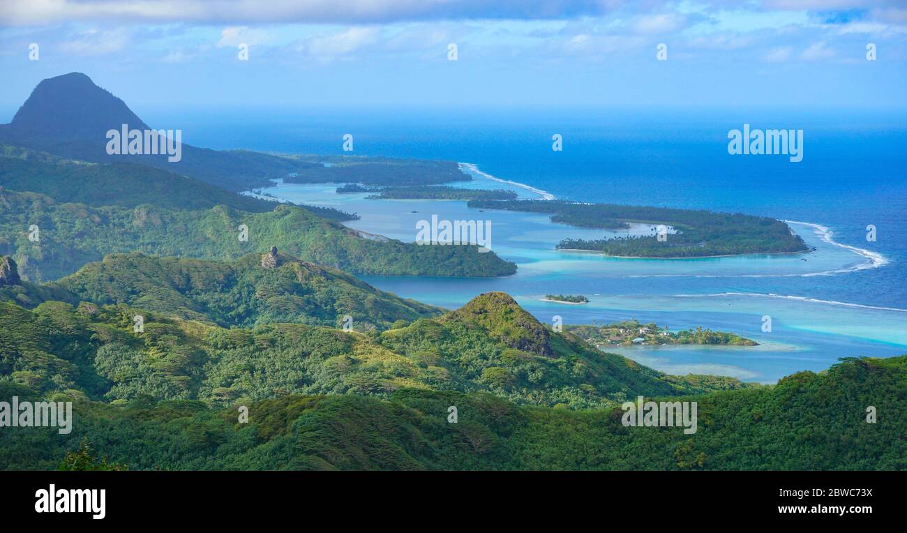 Polinesia Francese, paesaggio dell'isola di Huahine dalla montagna Pohue Rahi, oceano Pacifico meridionale, Oceania Foto Stock
