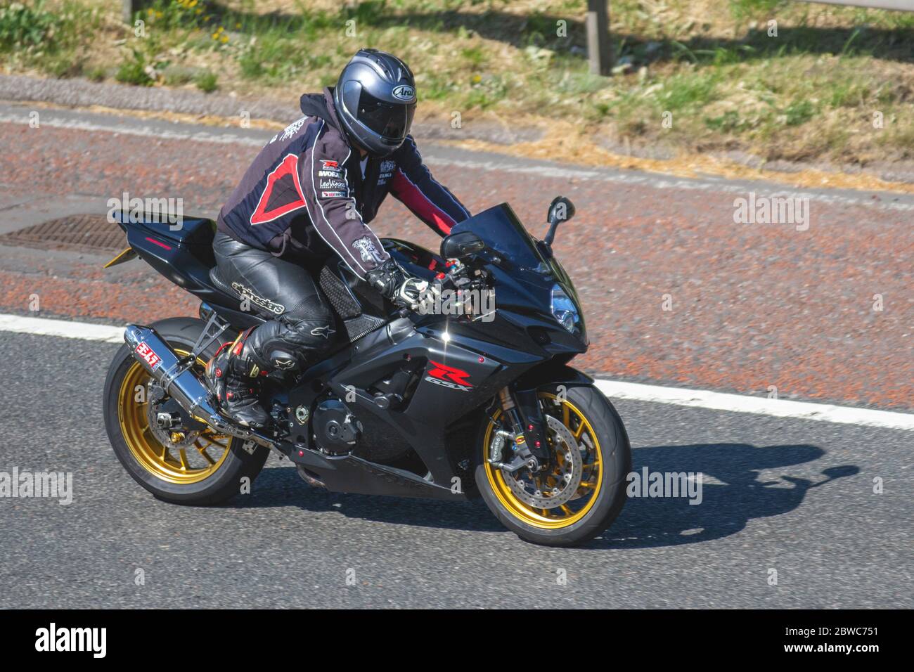 Suzuki GSX-R1000 AplinStars Abbigliamento; motociclista; due ruote  trasporto, moto, veicolo, strade, moto, motociclisti che si guidano  sull'autostrada M6 Chorley, UK Foto stock - Alamy