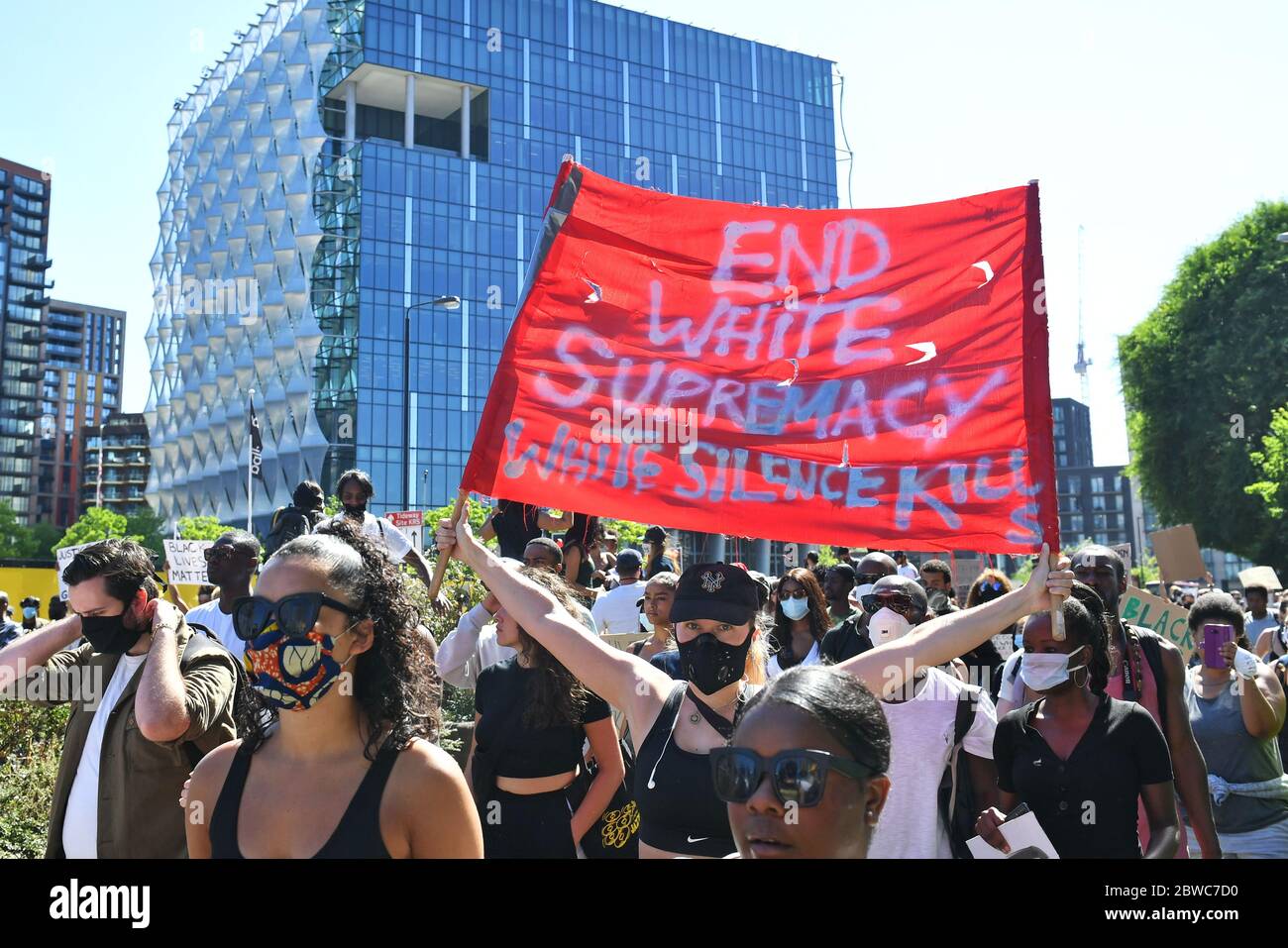 La gente partecipa a una protesta contro la questione Black Lives fuori dall'ambasciata degli Stati Uniti a Londra. La protesta segue la morte di George Floyd a Minneapolis, USA, questa settimana, che ha visto un ufficiale di polizia accusato di omicidio di terzo grado. Foto Stock
