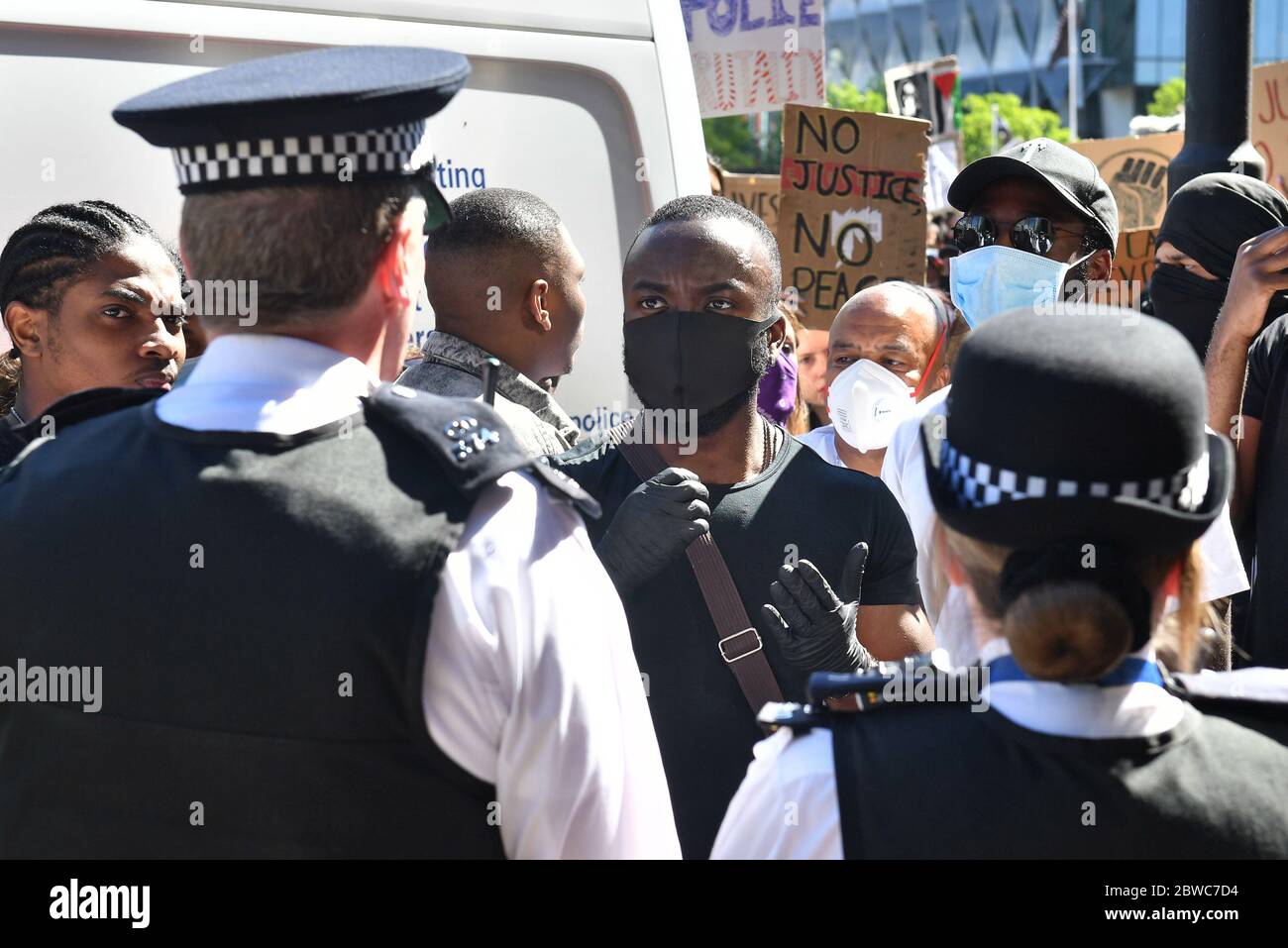 La gente partecipa a una protesta contro la questione Black Lives fuori dall'ambasciata degli Stati Uniti a Londra. La protesta segue la morte di George Floyd a Minneapolis, USA, questa settimana, che ha visto un ufficiale di polizia accusato di omicidio di terzo grado. Foto Stock