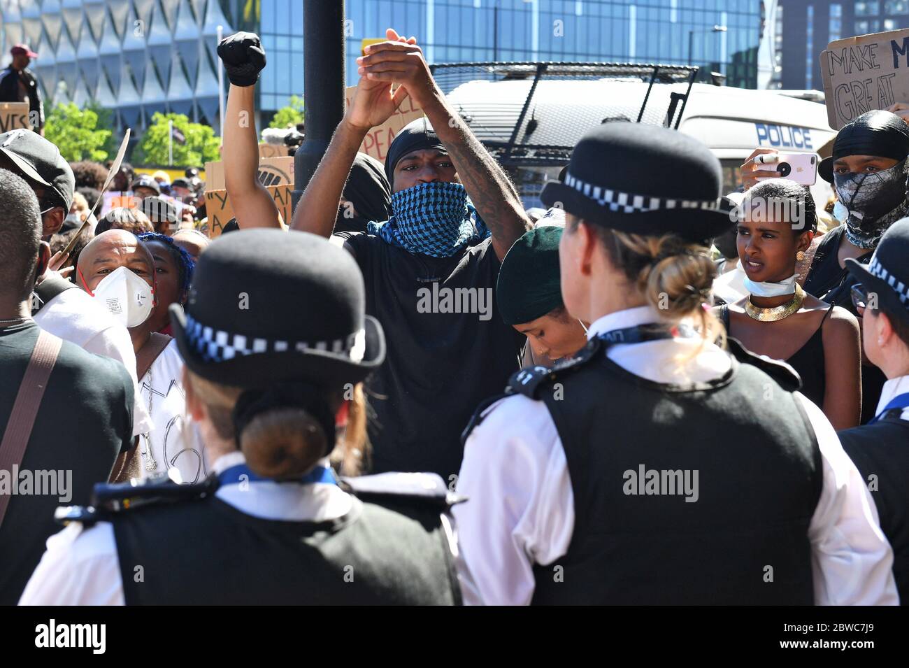 La gente partecipa a una protesta contro la questione Black Lives fuori dall'ambasciata degli Stati Uniti a Londra. La protesta segue la morte di George Floyd a Minneapolis, USA, questa settimana, che ha visto un ufficiale di polizia accusato di omicidio di terzo grado. Foto Stock