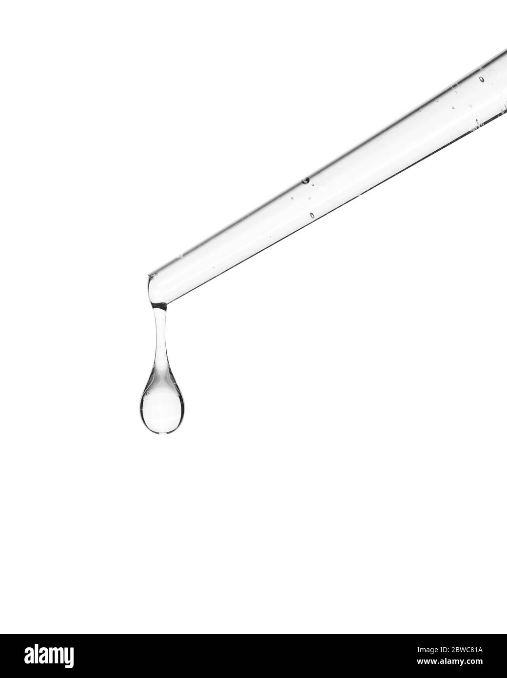 Contagocce cosmetiche con olio giallo. Contagocce in vetro isolato su sfondo bianco. Percorso salvato. Foto Stock