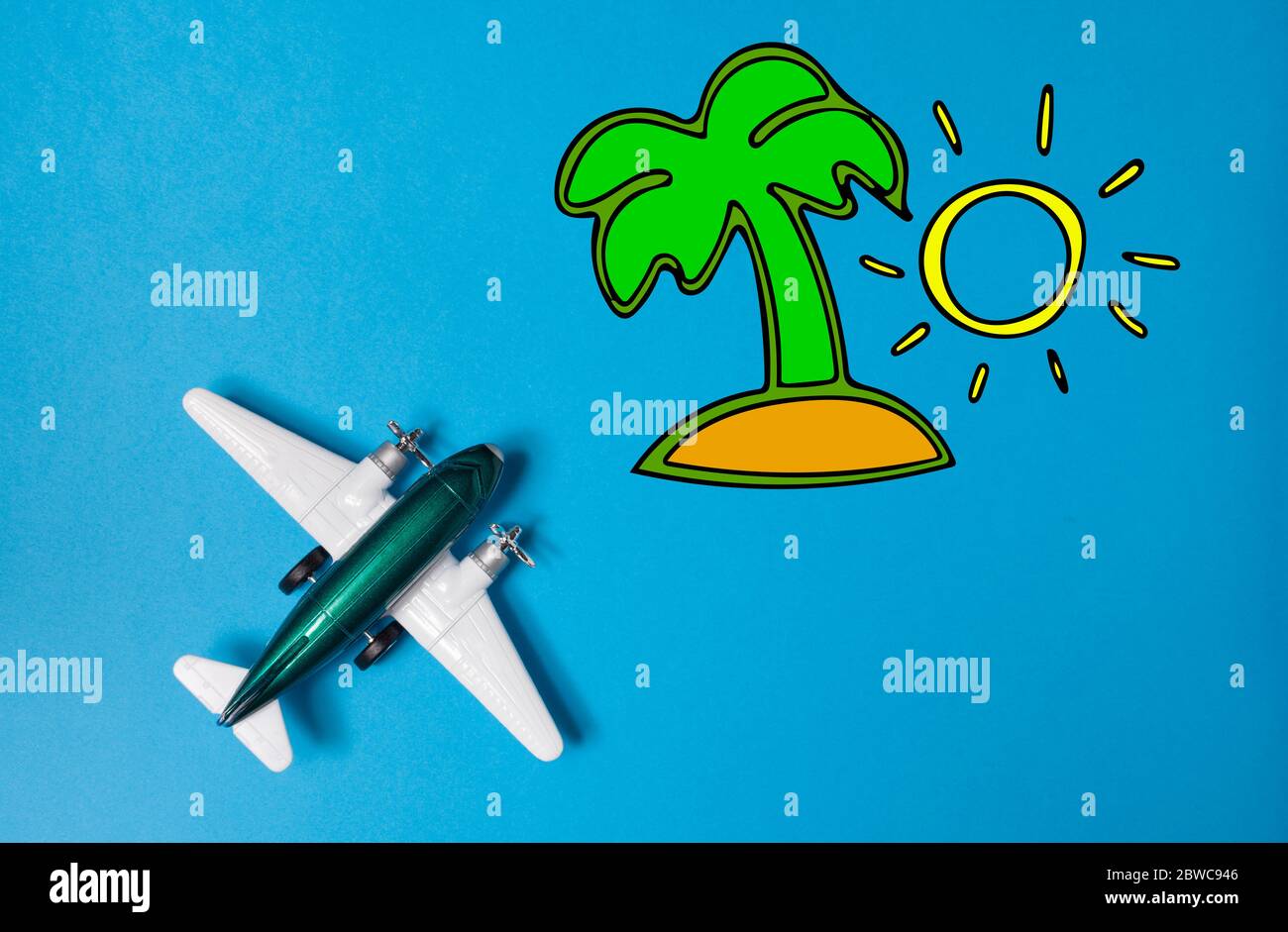 L'aeroplano giocattolo in miniatura e l'isola estiva si ispirano a sfondo blu Foto Stock