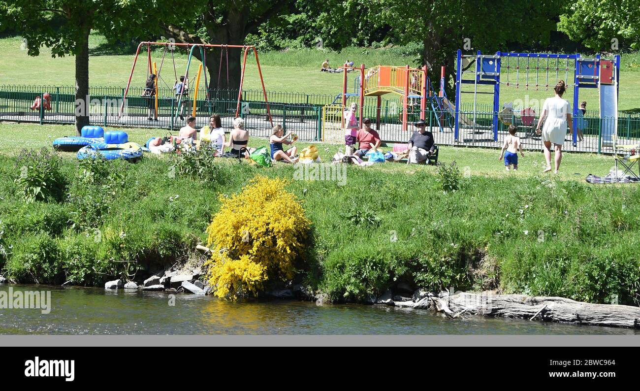 Peebles Scottish Borders, Regno Unito .31 maggio 20 . Sole sull'Hay Lodge Park, i visitatori e la gente del posto godono di un buon picnic vicino al fiume Tweed. Credit: eric mcowat/Alamy Live News Foto Stock