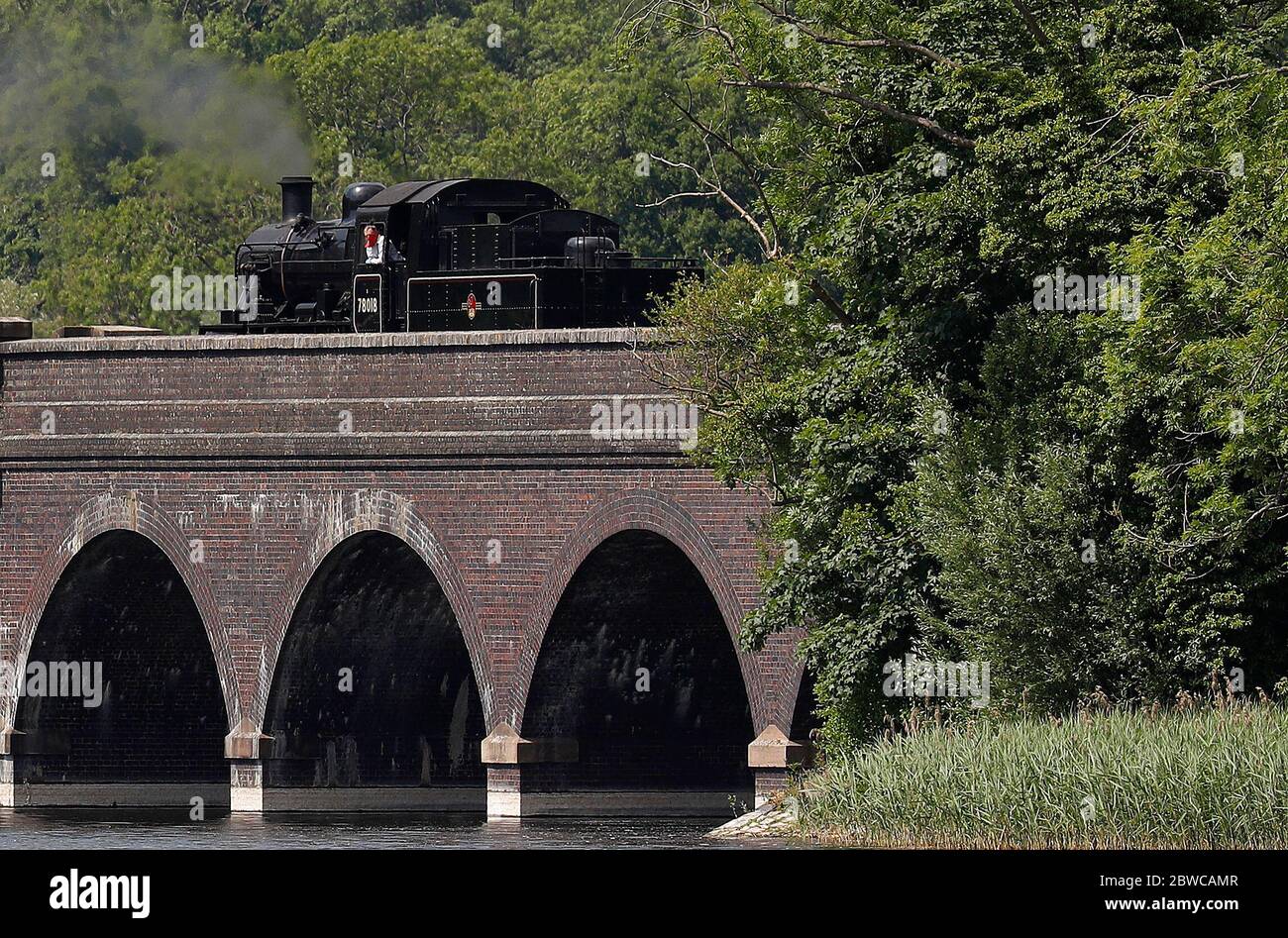 Loughborough, Leicestershire, Regno Unito. 31 maggio 2020. Un treno a vapore locomotivo di Classe 2 dalla Grande Ferrovia Centrale passa sopra il bacino idrico di Swhland mentre viene testato dopo che le restrizioni di blocco pandemiche del coronavirus sono state attenuate. Credit Darren Staples/Alamy Live News. Foto Stock
