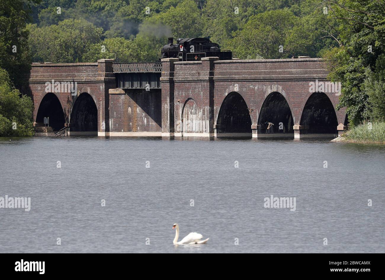 Loughborough, Leicestershire, Regno Unito. 31 maggio 2020. Un treno a vapore locomotivo di Classe 2 dalla Grande Ferrovia Centrale passa sopra il bacino idrico di Swhland mentre viene testato dopo che le restrizioni di blocco pandemiche del coronavirus sono state attenuate. Credit Darren Staples/Alamy Live News. Foto Stock