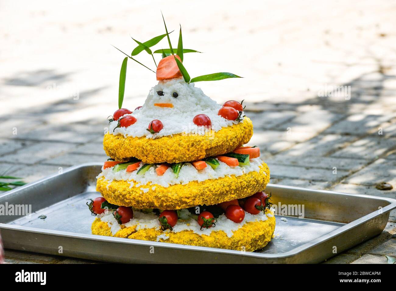 Luoyang, Cina. 29 maggio 2020. Un custode al parco wangcheng a luoyang, provincia di henan, ha trascorso tre giorni facendo dolci vacanze per piccoli animali per celebrare il 1 giugno. 1 giugno sta arrivando la giornata dei bambini, wangcheng parco zoo ha un sacco di piccoli animali, per dare ai piccoli animali una giornata speciale bambini, secondo il gusto di diversi animali, custodi ultimi tre giorni per pianificare, fatto diversi tipi di torta per piccoli animali come regali di vacanza. Credit: ZUMA Press, Inc./Alamy Live News Foto Stock