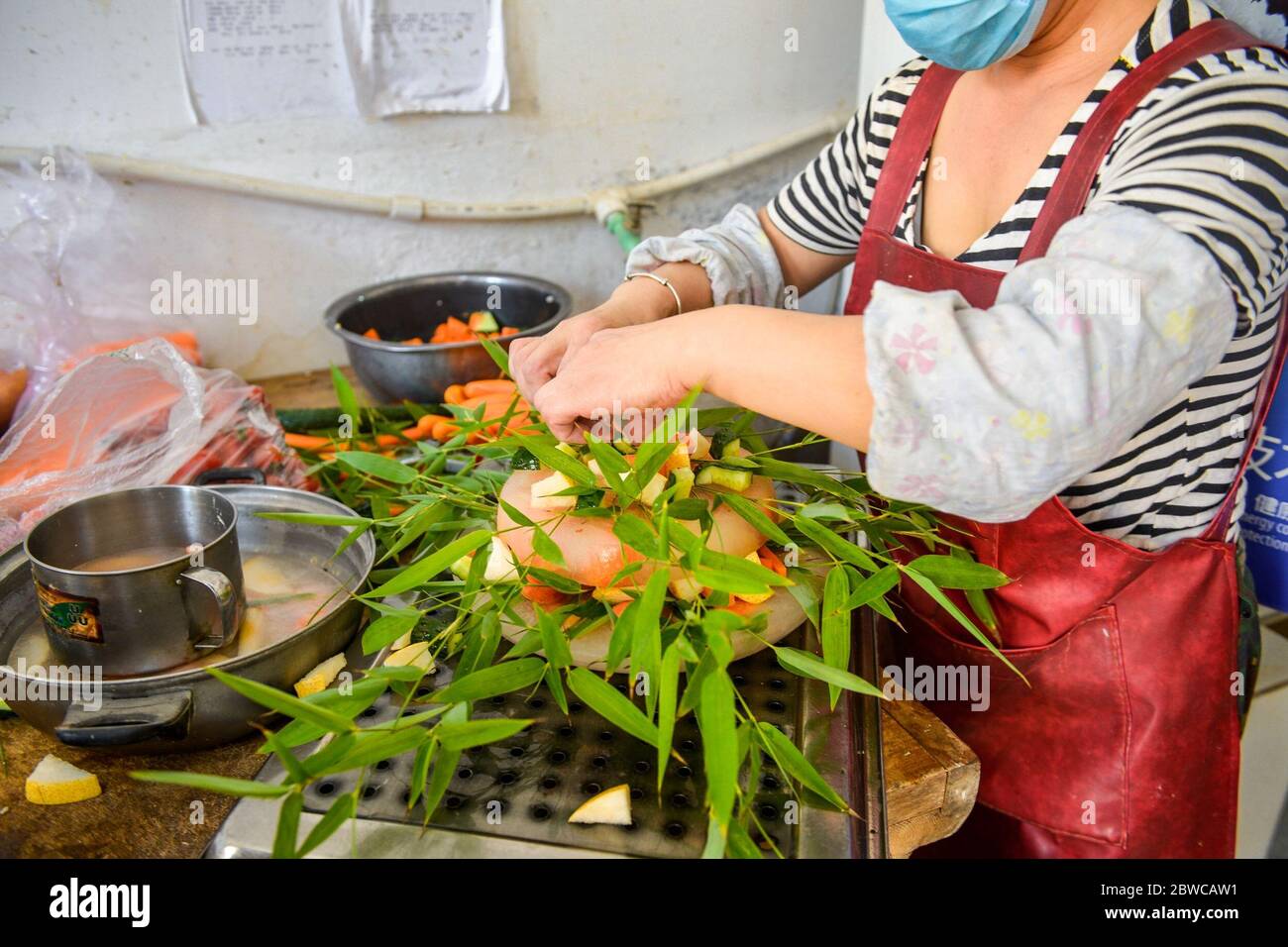 Luoyang, Cina. 29 maggio 2020. Un custode al parco wangcheng a luoyang, provincia di henan, ha trascorso tre giorni facendo dolci vacanze per piccoli animali per celebrare il 1 giugno. 1 giugno sta arrivando la giornata dei bambini, wangcheng parco zoo ha un sacco di piccoli animali, per dare ai piccoli animali una giornata speciale bambini, secondo il gusto di diversi animali, custodi ultimi tre giorni per pianificare, fatto diversi tipi di torta per piccoli animali come regali di vacanza. Credit: ZUMA Press, Inc./Alamy Live News Foto Stock