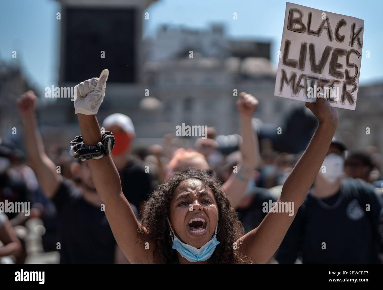 Migliaia di attivisti e sostenitori della Black Lives Matter (BLM) si riuniscono a Trafalgar Square, Londra, per protestare contro la morte di George Floyd negli Stati Uniti. Foto Stock