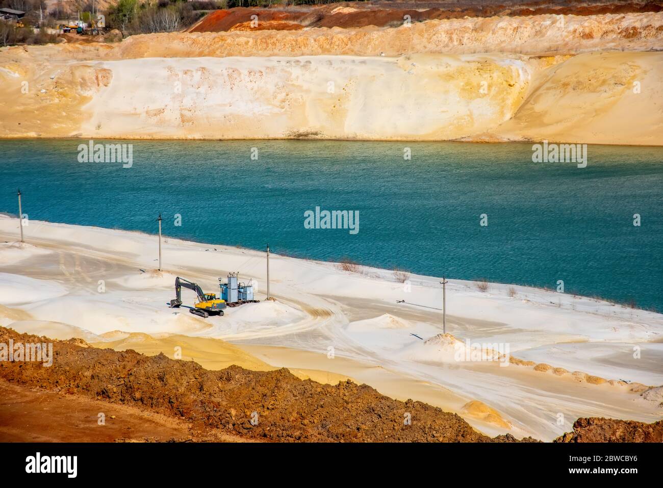 cava di sabbia bianca al quarzo con lago blu Foto Stock