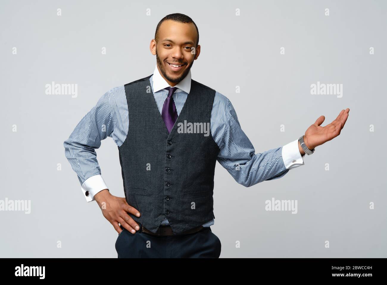 professionista afroamericano uomo d'affari - presenta i punti una mano allo spazio di copia Foto Stock