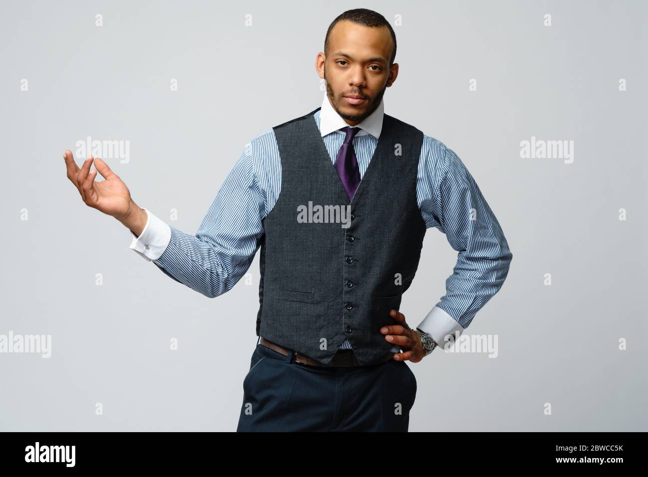 professionista afroamericano uomo d'affari - presenta i punti una mano allo spazio di copia Foto Stock