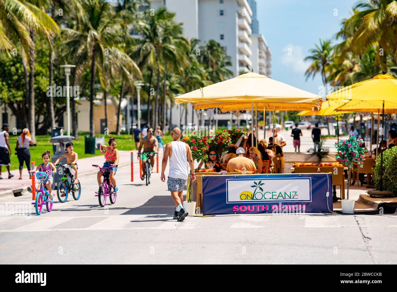 Turismo a Miami Beach Ocean Drive durante la riapertura fase 1 Coronavirus Covid 19 pandemia Foto Stock
