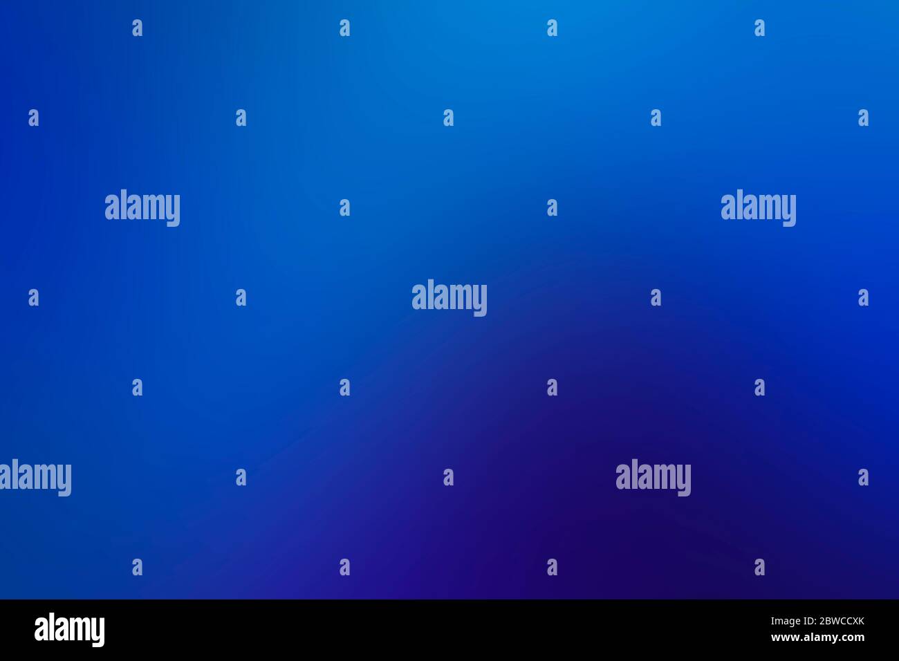 Sfondo blu sfocato raster con transizioni uniformi di texture di gradiente. Luminoso bello modello per un sito web, banner, iscrizione o volantino. Foto Stock