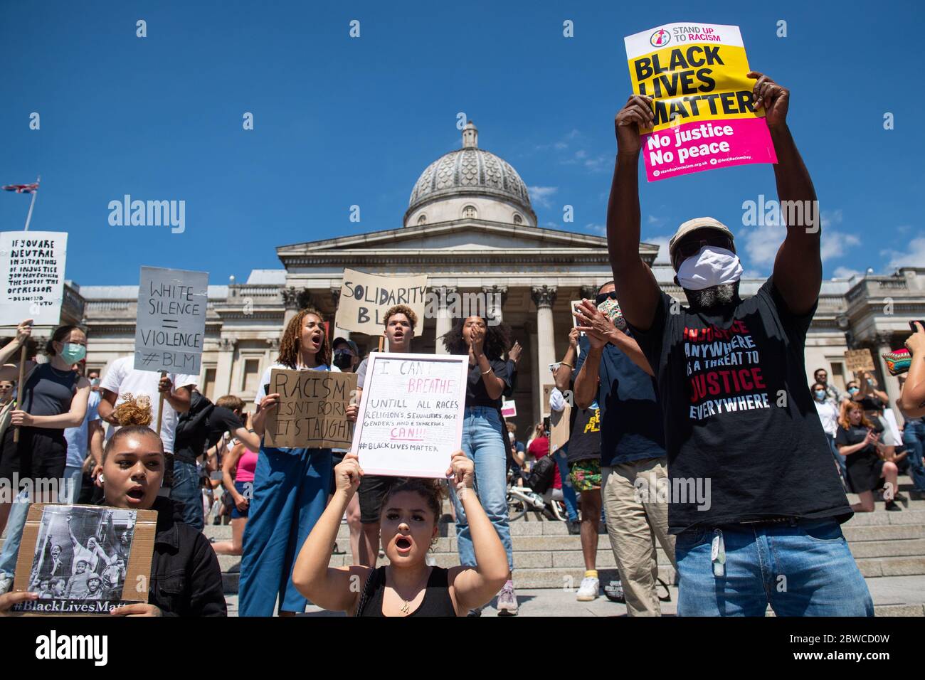La gente partecipa a una protesta contro la questione Black Lives a Trafalgar Square, Londra, dopo la morte di George Floyd a Minneapolis, Stati Uniti, questa settimana, che ha visto un ufficiale di polizia accusato di omicidio di terzo grado. Foto Stock