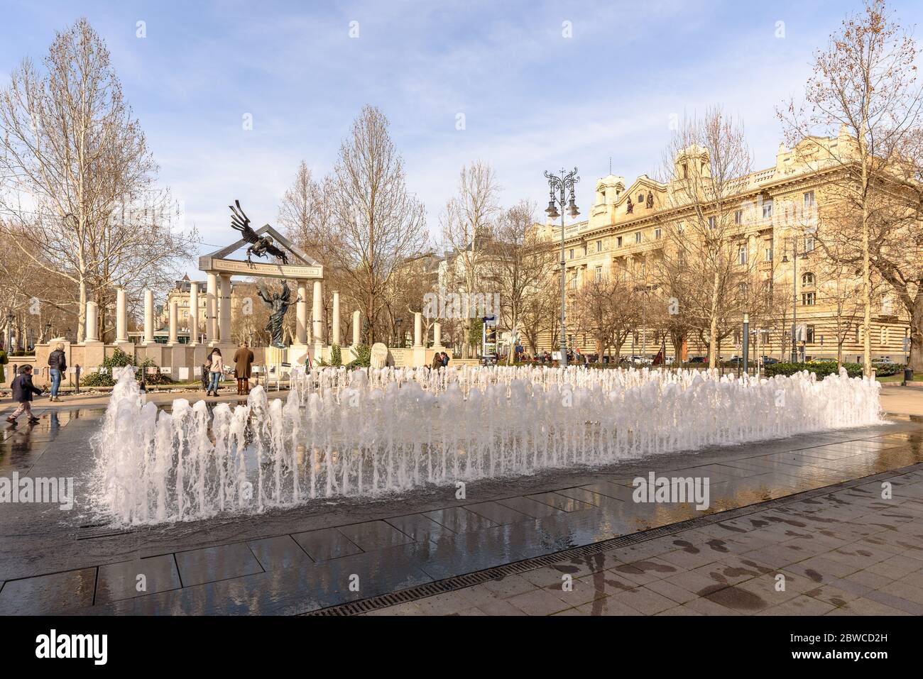 Il controverso occupazione tedesca memorial a Budapest con una fontana Foto Stock