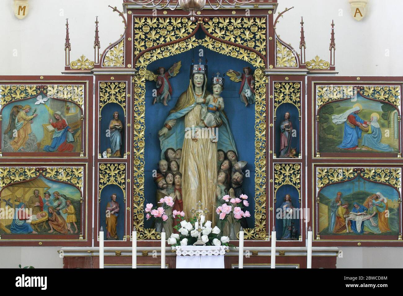 Altare maggiore nella chiesa parrocchiale di nostra Signora dei Miracoli a Ostarije, Croazia Foto Stock