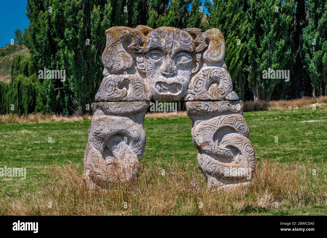 Scultura ispirata a Maori sulla strada di Taihape Road vicino al villaggio di Fernhill, Hawke's Bay Region, North Island, Nuova Zelanda Foto Stock