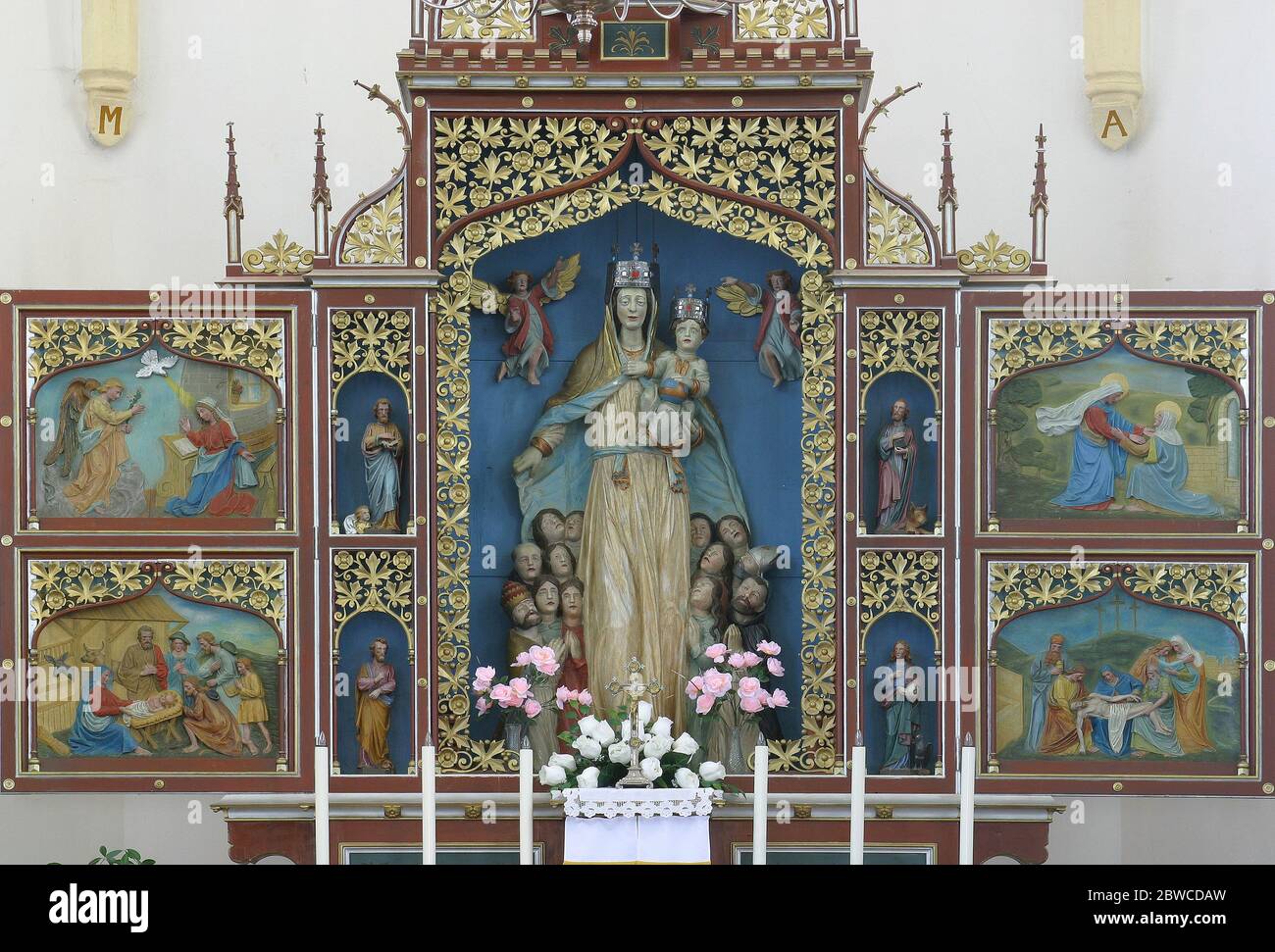 Altare maggiore nella chiesa parrocchiale di nostra Signora dei Miracoli a Ostarije, Croazia Foto Stock