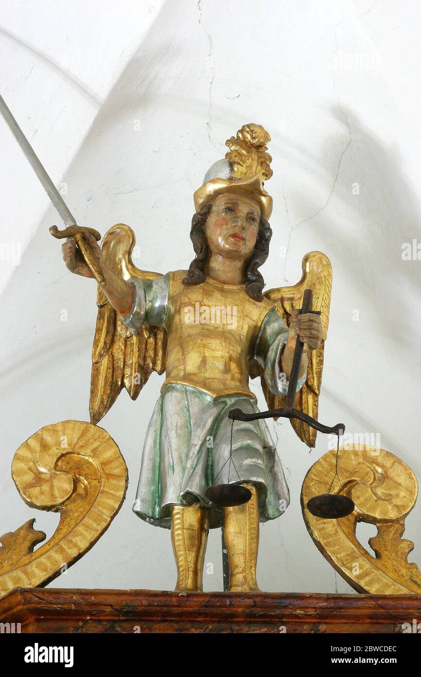 San Michele Arcangelo, statua sull'altare maggiore nella chiesa parrocchiale di San Pietro in San Pietro Mreznicki, Croazia Foto Stock