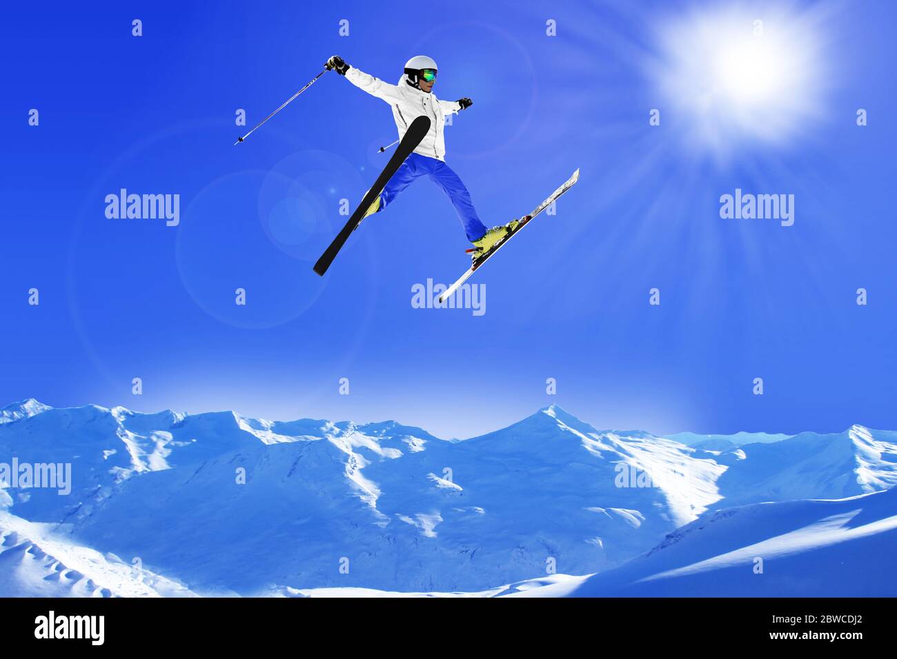 Photoshop Montage, Skifahrer im sprung im Gegenlicht, immagini di foto stratificate insieme Foto Stock