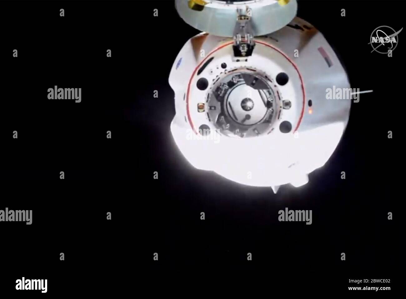 Washington, Stati Uniti. 31 maggio 2020. SpaceX's Dragonship Endeavour, con gli astronauti della NASA Robert Behnken e Douglas Hurley a bordo, attracca con la International Space Station alle 10:16 EST del 31 maggio 2020, dopo il lancio riuscito della missione Crew Demo-2 dal Kennedy Space Center della NASA in Florida, il giorno prima. NASA TV/UPI Credit: UPI/Alamy Live News Foto Stock