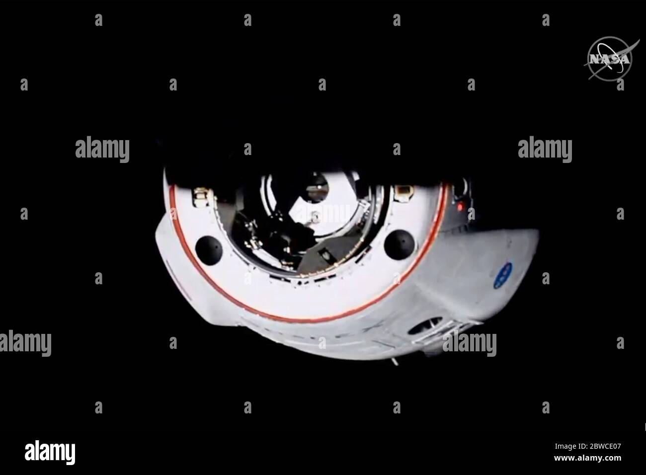 Washington, Stati Uniti. 31 maggio 2020. SpaceX's Dragonship Endeavour, con gli astronauti della NASA Robert Behnken e Douglas Hurley a bordo, attracca con la International Space Station alle 10:16 EST del 31 maggio 2020, dopo il lancio riuscito della missione Crew Demo-2 dal Kennedy Space Center della NASA in Florida, il giorno prima. NASA TV/UPI Credit: UPI/Alamy Live News Foto Stock