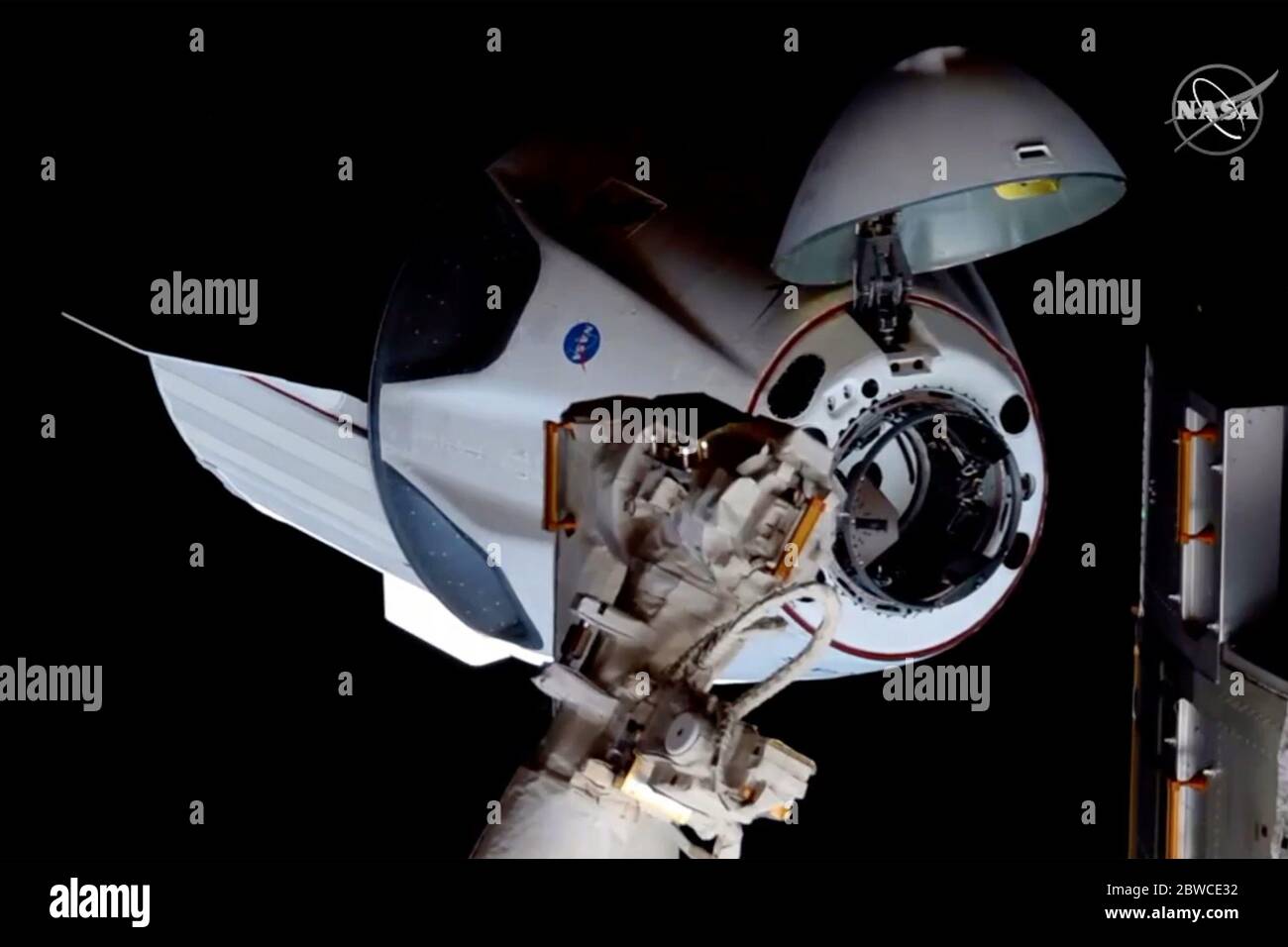 Washington, Stati Uniti. 31 maggio 2020. SpaceX's Dragonship Endeavour, con gli astronauti della NASA Robert Behnken e Douglas Hurley a bordo, attracca con la International Space Station alle 10:16 EST del 31 maggio 2020, dopo il lancio riuscito della missione Crew Demo-2 dal Kennedy Space Center della NASA in Florida, il giorno prima. NASA TV/UPI Credit: UPI/Alamy Live News Foto Stock