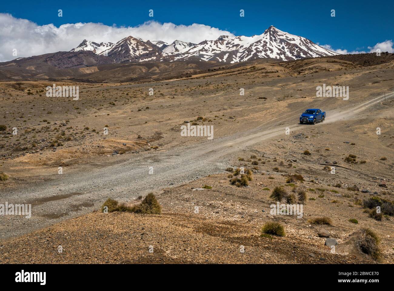 Veicolo presso Tukino Access Road, deserto di Rangipo, massiccio del Monte Ruapehu, Parco Nazionale di Tongariro, Regione di Manawatu-Wanganui, Isola del Nord, Nuova Zelanda Foto Stock