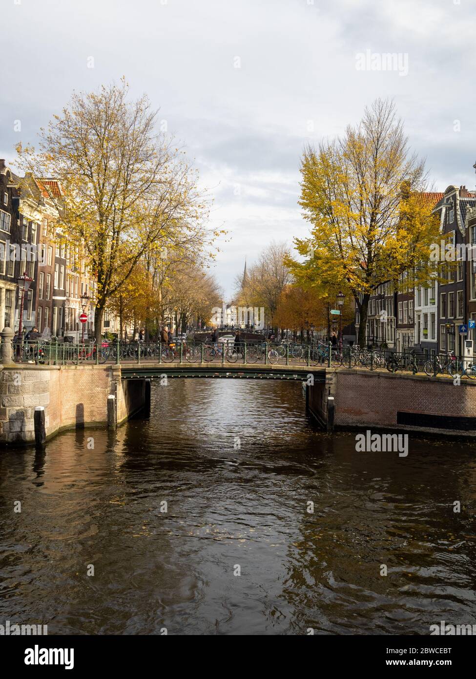 Canale di Amsterdam con ponte Foto Stock