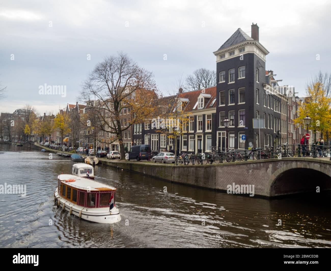 Canale di Amsterdam con ponte Foto Stock