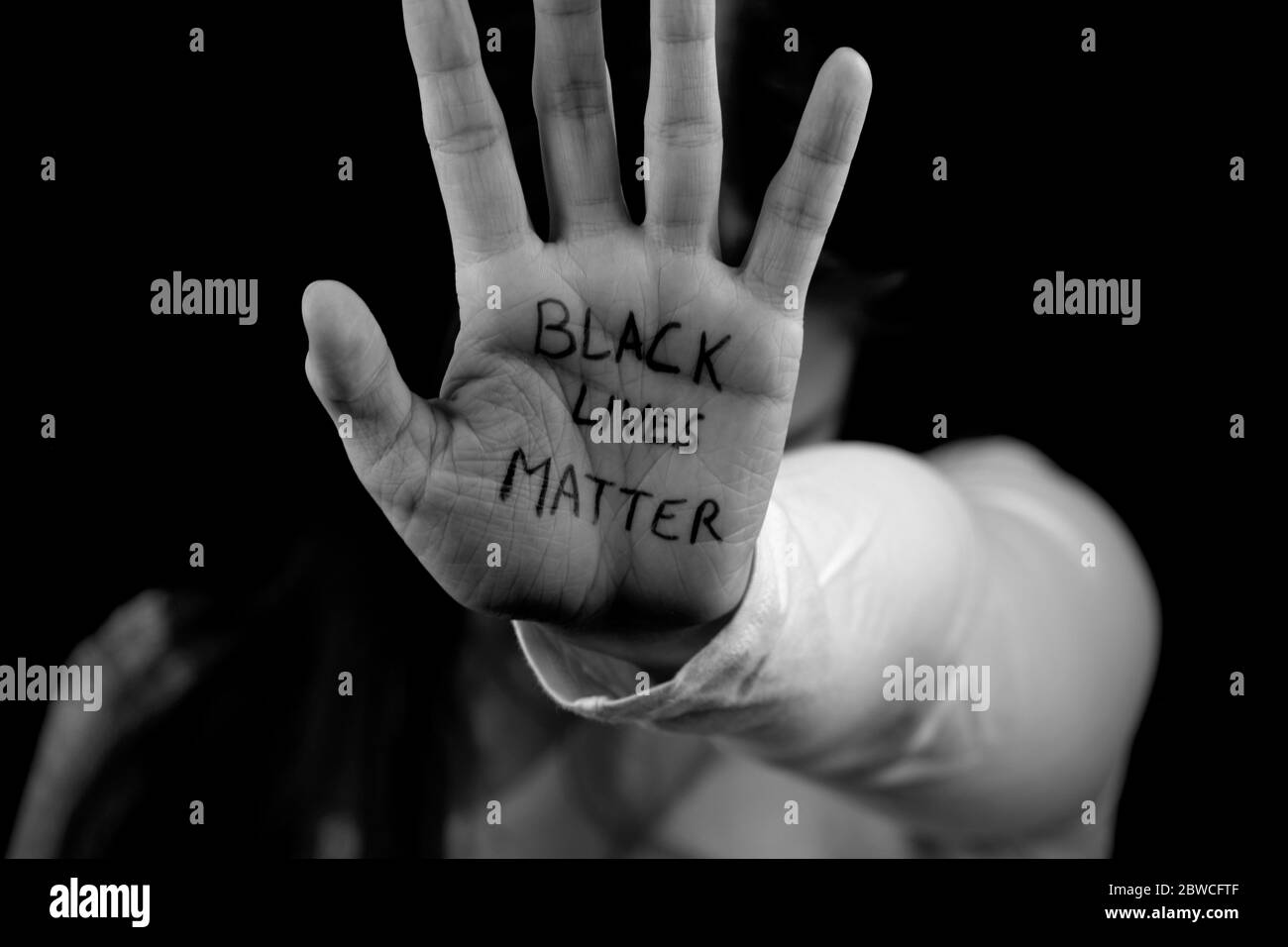 Primo piano di una mano bianca con parole Black Lives Matter. I bianchi in solidarietà con i neri Americani per porre fine alla brutalità della polizia Foto Stock