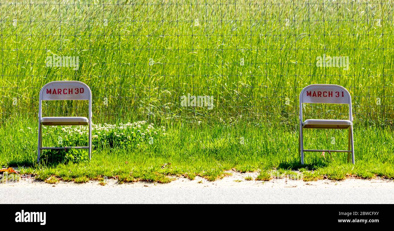Due sedie pieghevoli con datteri stenciled su loro lungo Beach Lane a wainsscott, NY Foto Stock