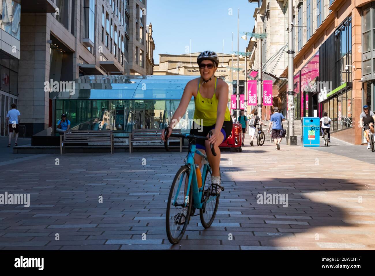 Glasgow, Scozia, Regno Unito. 31 maggio 2020. Un ciclista in via Buchanan in un caldo e soleggiato pomeriggio di Domenica. Il governo scozzese ha annunciato il 28 maggio un allentamento delle regole di blocco del coronavirus. Credit: Notizie dal vivo SKULLY/Alamy Foto Stock