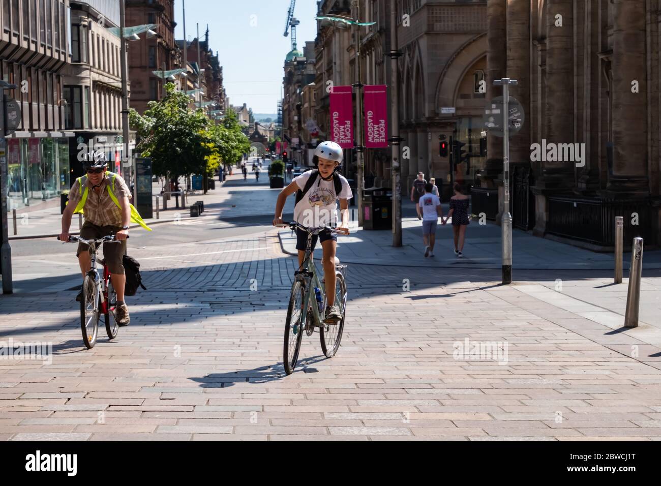 Glasgow, Scozia, Regno Unito. 31 maggio 2020. Ciclisti in via Buchanan in un caldo e soleggiato Domenica pomeriggio. Il governo scozzese ha annunciato il 28 maggio un allentamento delle regole di blocco del coronavirus. Credit: Notizie dal vivo SKULLY/Alamy Foto Stock