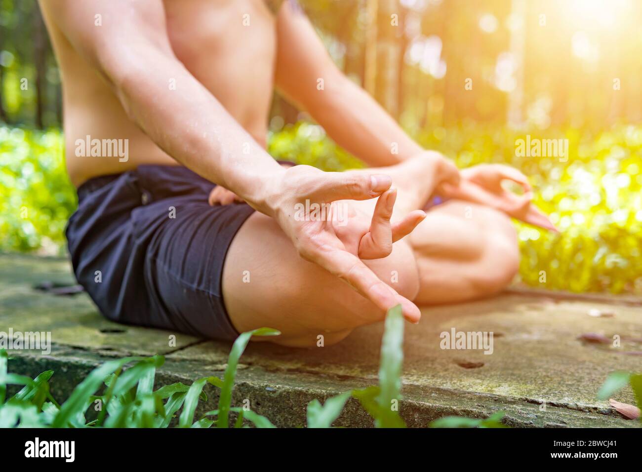 Primo piano. Asian Man Do yoga relax all'aperto. L'uomo che si esercita pone vitale e meditazione per il club di stile di vita fitness al fondo natura natura natura natura Foto Stock