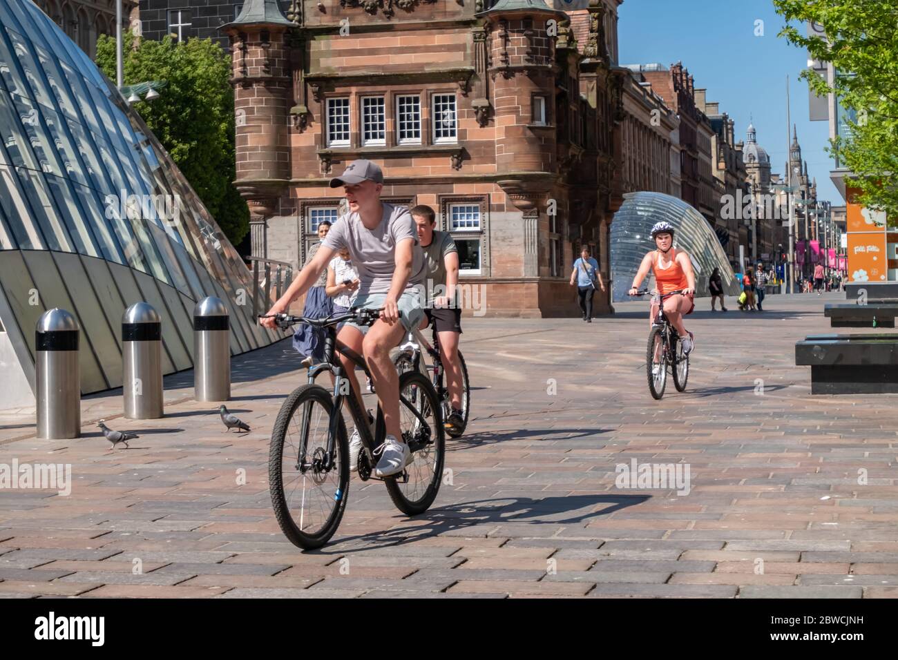 Glasgow, Scozia, Regno Unito. 31 maggio 2020. I ciclisti di Piazza San Enoch in un caldo e soleggiato pomeriggio di Domenica. Il governo scozzese ha annunciato il 28 maggio un allentamento delle regole di blocco del coronavirus. Credit: Notizie dal vivo SKULLY/Alamy Foto Stock