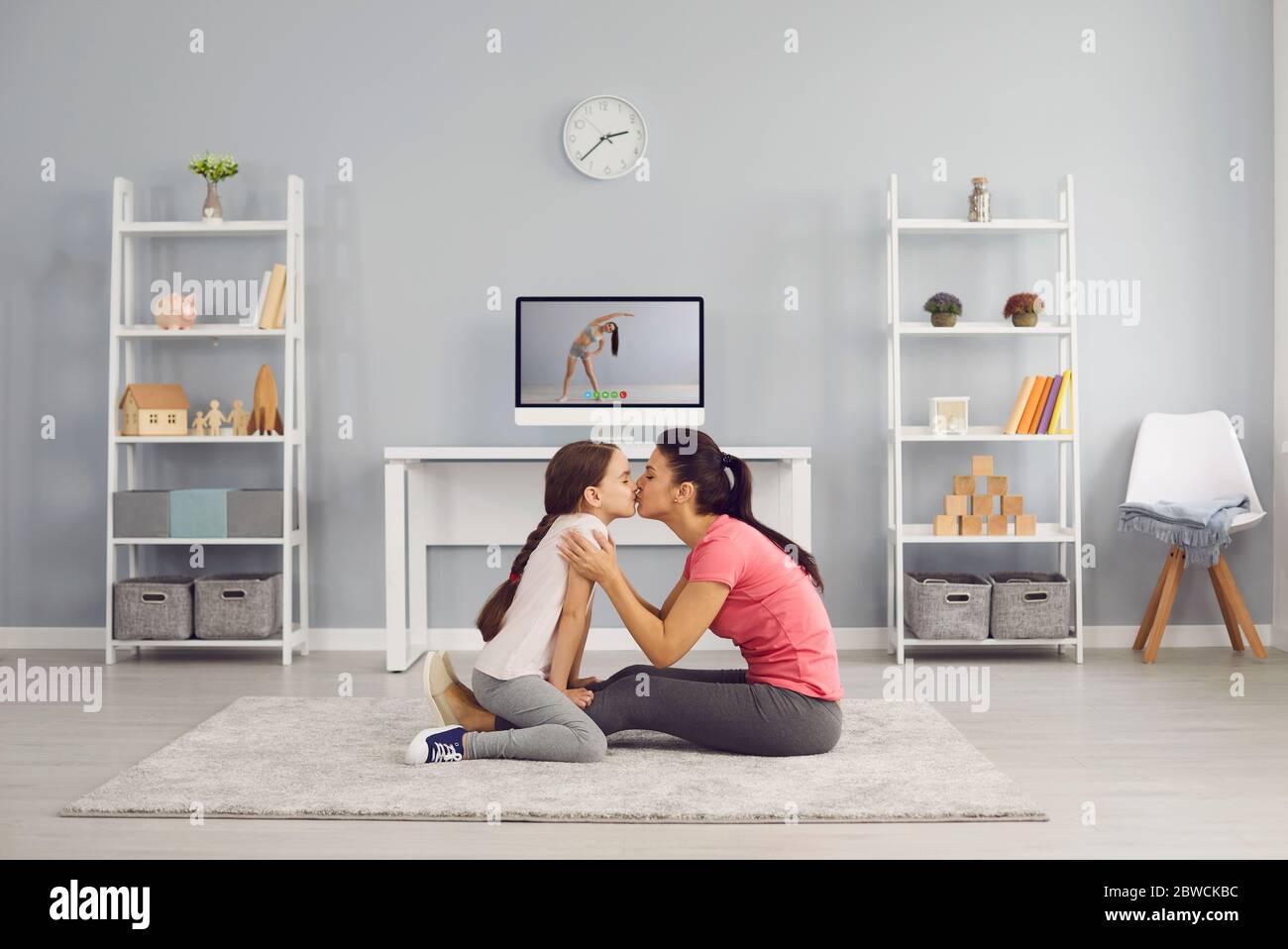 Video corso online di allenamento domestico per la famiglia. Foto Stock