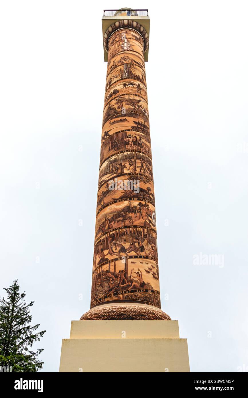 La colonna Astoria è una torre che si affaccia sulla foce del fiume Columbia sulla collina Coxcomb ad Astoria, Oregon. Costruita nel 1926, la struttura in cemento e acciaio fa parte di un parco cittadino di 30 acri. La colonna alta 125 piedi (38 m) ha una scala a spirale di 164 gradini che si erge fino a una piattaforma di osservazione in cima ed è stata aggiunta al Registro Nazionale dei luoghi storici il 2 maggio 1974. Il murale sulla torre mostra 14 eventi significativi nella storia iniziale dell'Oregon, con un'attenzione particolare al ruolo di Astoria, tra cui la scoperta del fiume Columbia nel 1792 e la spedizione di Lewis & Clark. Foto Stock