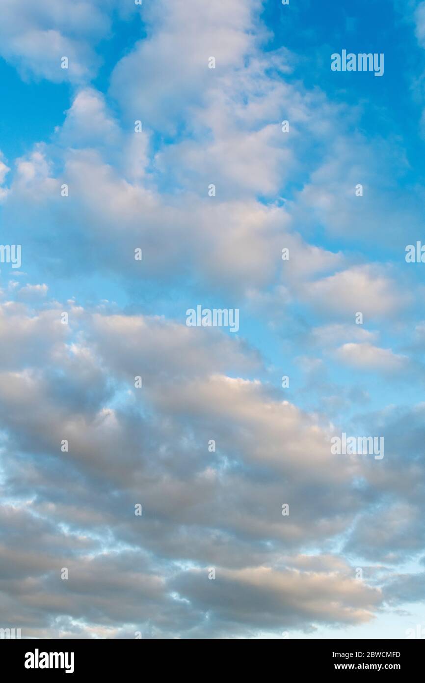 Cielo blu e nuvole soffici sulla Cornovaglia. Metafora estate, vacanze estive, vacanze estive nel Regno Unito, copertura cloud, prospettive ottimistiche. Foto Stock