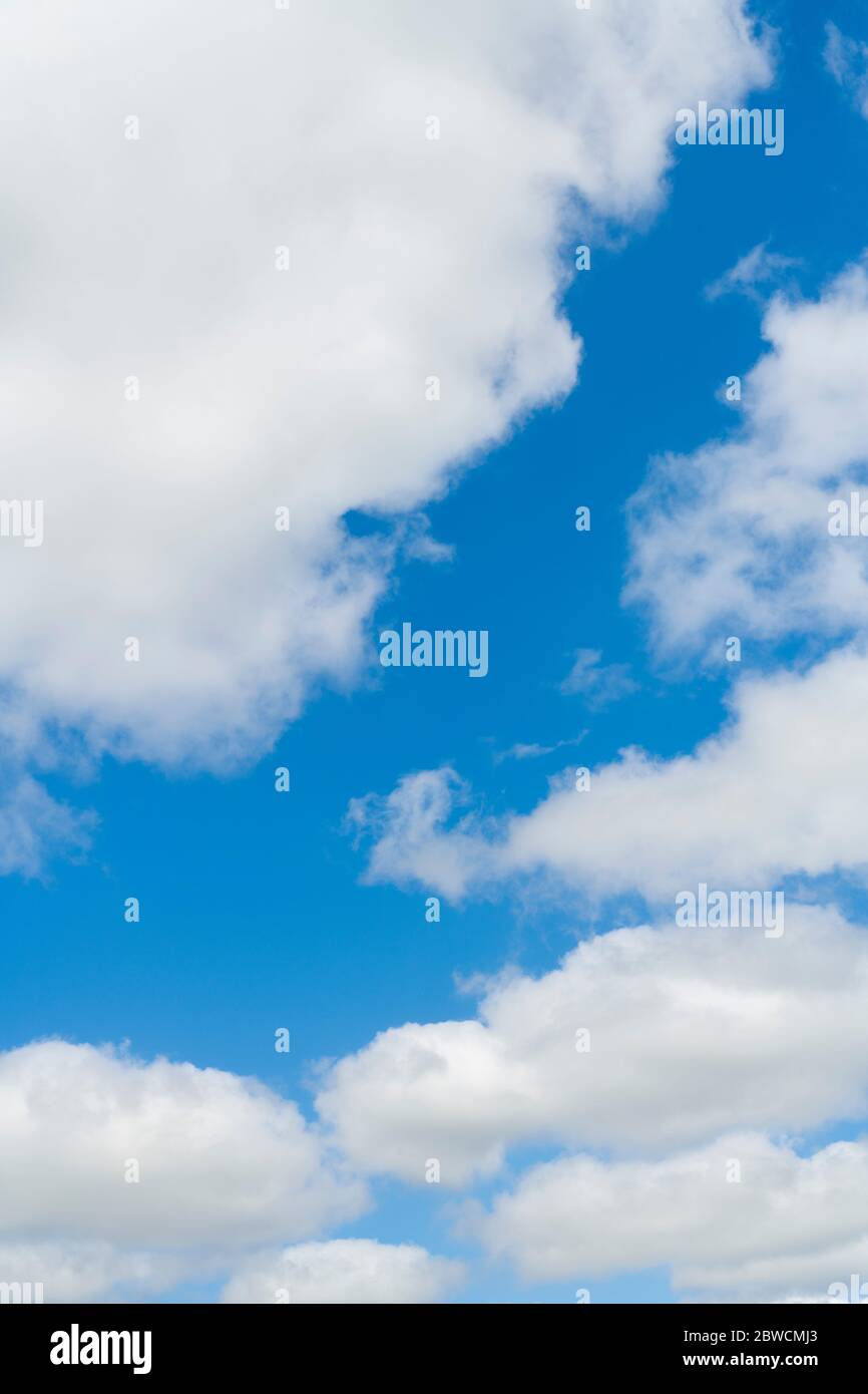Cielo blu e nuvole soffici sulla Cornovaglia. Metafora estate, vacanze estive, vacanze estive Regno Unito, copertura nuvolosa. Foto Stock