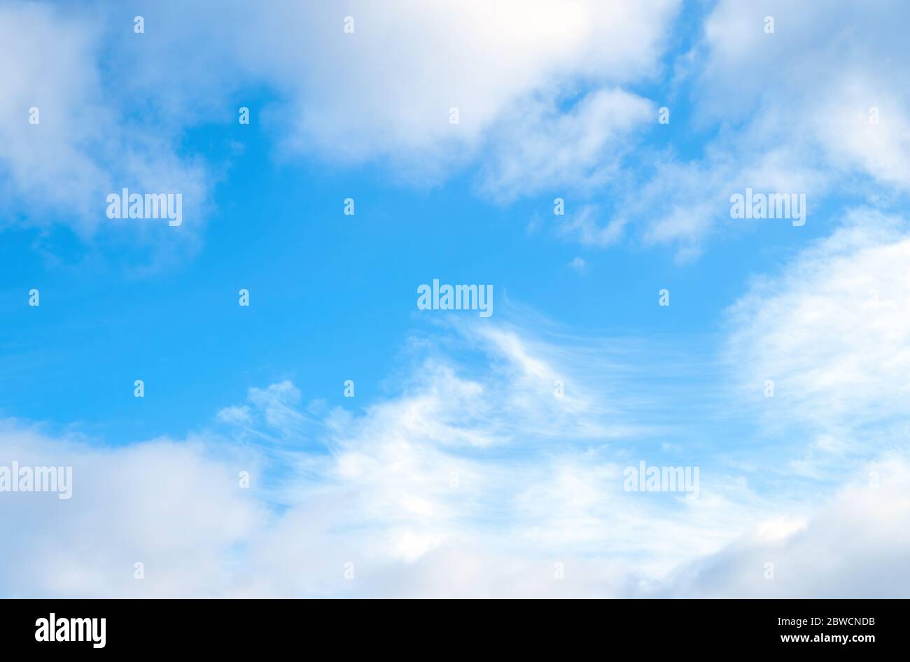 Cumulus e cirrocumulus nuvole su cielo blu, sfondo della natura senza fuoco Foto Stock