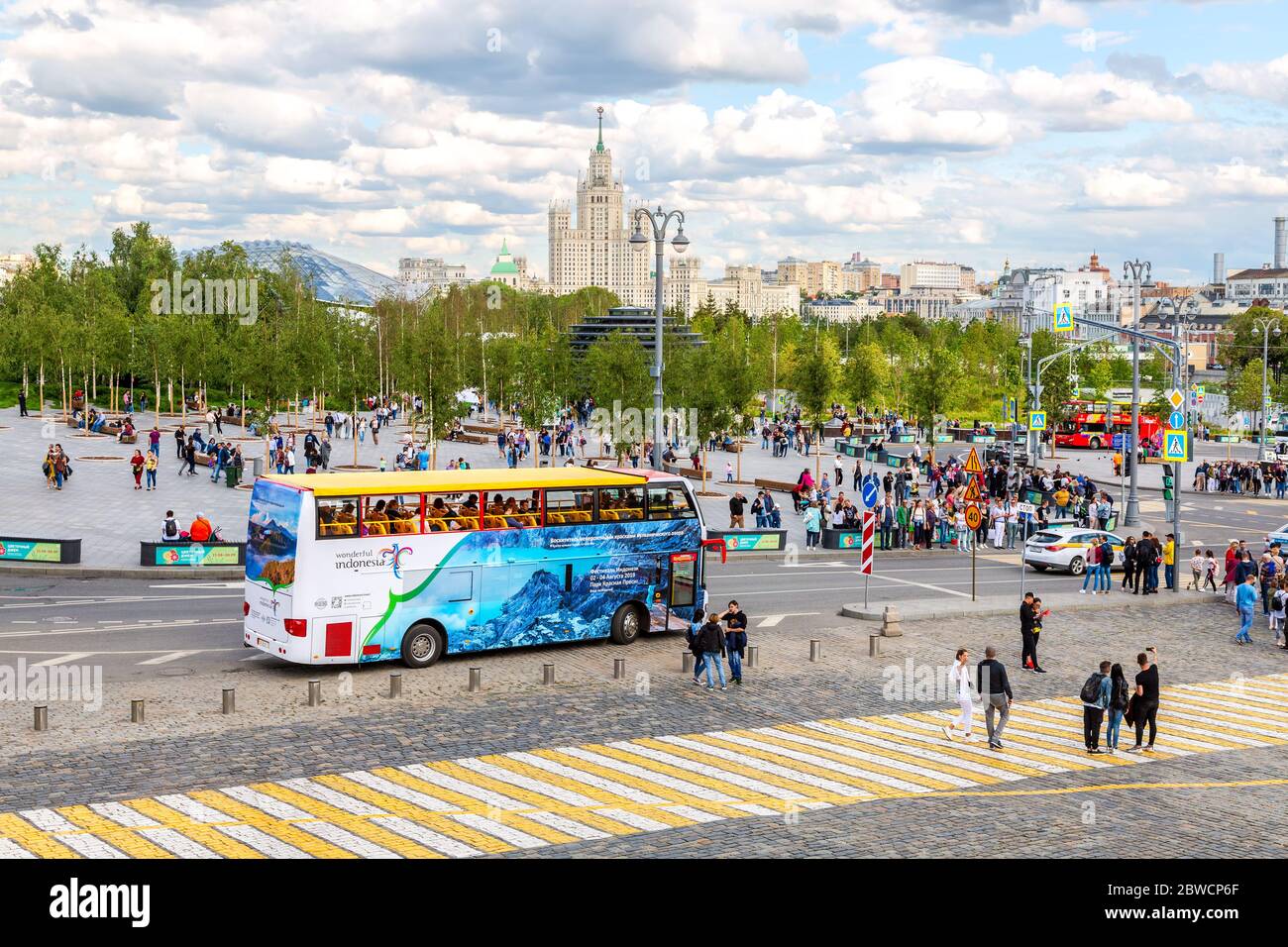 Mosca, Russia - 7 luglio 2019: Autobus City Sightseeing parcheggiato vicino al parco Zaryadye in una soleggiata giornata estiva Foto Stock