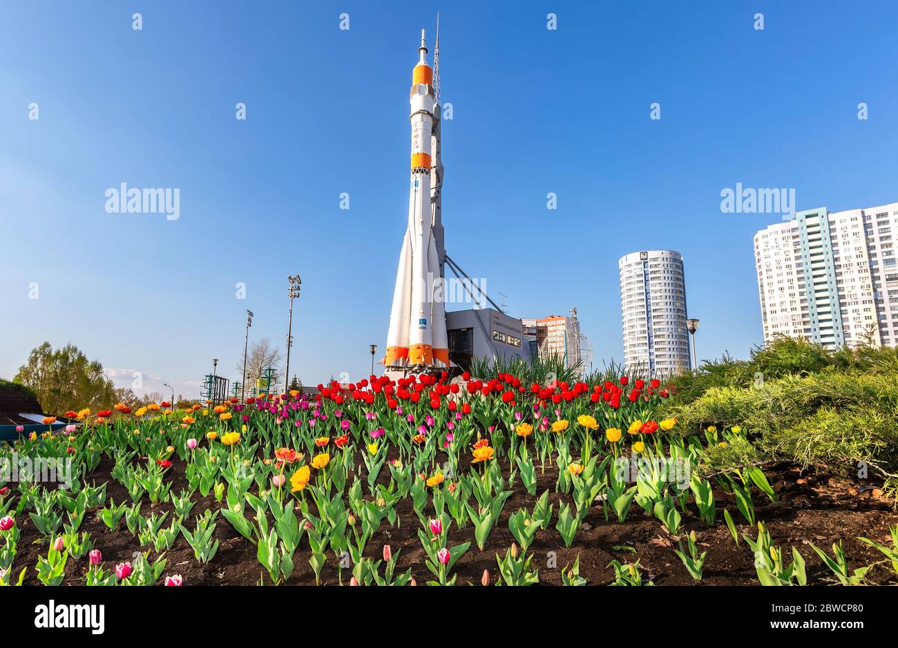 Samara, Russia - 4 Maggio 2019: Real Soyuz tipo veicolo spaziale come monumento e al centro esposizioni di esplorazione dello spazio Foto Stock