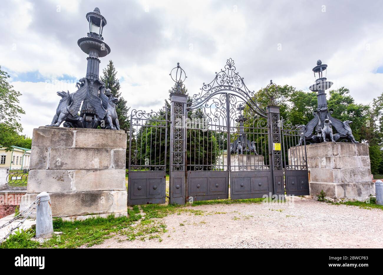 Mosca, Russia - 10 luglio 2019: Ingresso con porta della metall e statue di griffini alla corte padronale della tenuta di Vlakhernskoye - Kuzminki. Installato Foto Stock