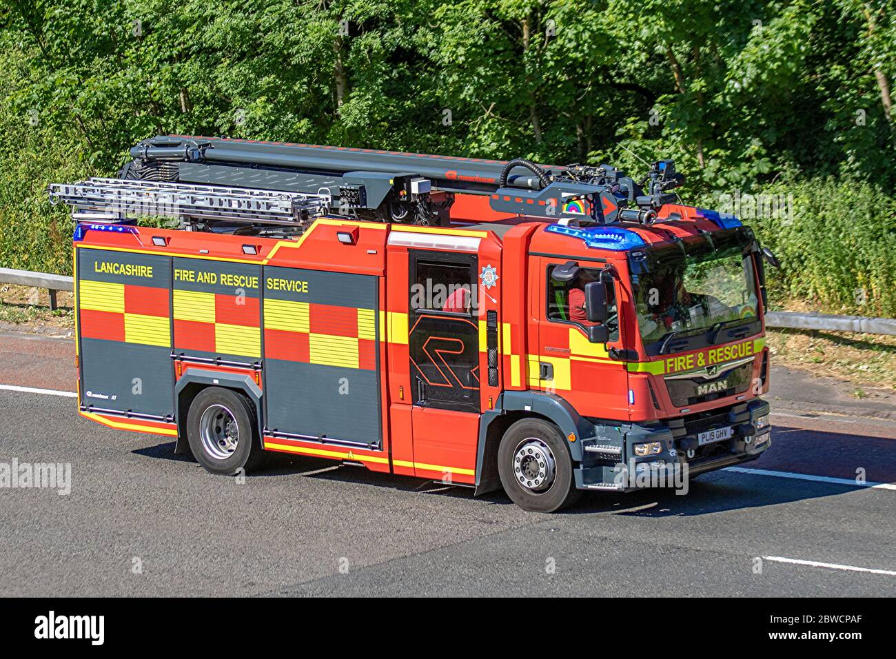 Lancashire Fire Service; motore e equipaggio che rispondono all'emergenza del traffico sull'autostrada M6, Regno Unito Foto Stock